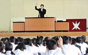 【CSRレポート】越谷市立大袋中学校の学校集会に、GREEパトロールのマネージャーが登壇しました